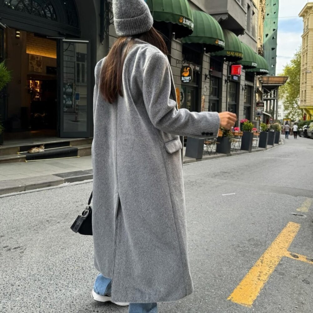 Elegant Oversized Winter Overcoat - Picture 6 of 11